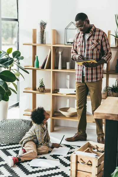 Afro-Amerikan baba ve oğul Office