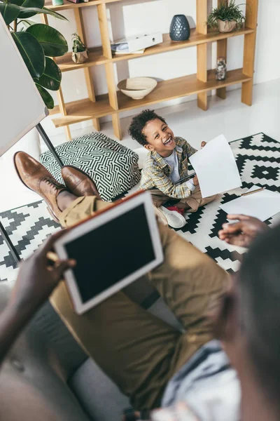 Om folosind tabletă digitală — Fotografie, imagine de stoc