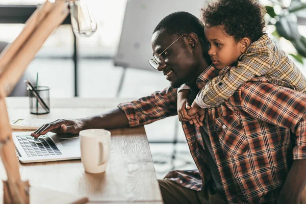 Père et fils utilisant un ordinateur portable dans le bureau — Photo