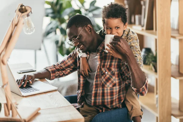 Baba ve oğul laptop kullanma office