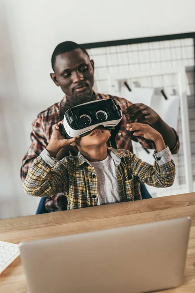 Pai e filho com fone de ouvido VR — Fotografia de Stock