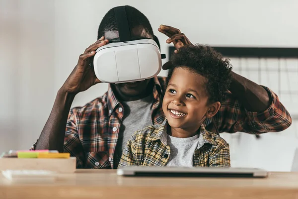 Pai e filho com fone de ouvido VR — Fotografia de Stock