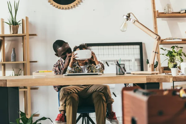 Baba ve oğul Vr kulaklık ile