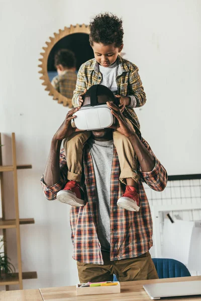 Padre e hijo con auriculares VR — Foto de stock gratis