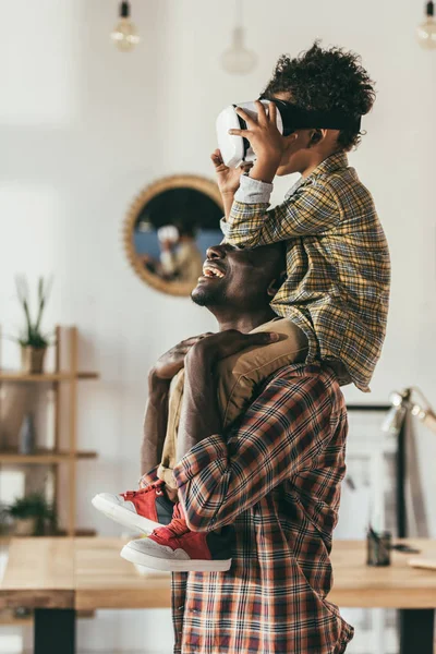 Vader en zoon met Vr headset — Stockfoto