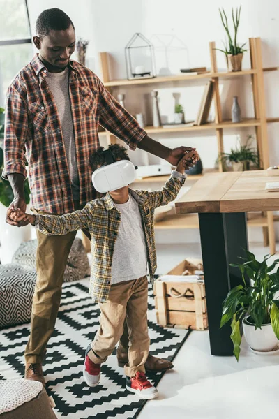 Father and son with vr headset — Stock Photo, Image