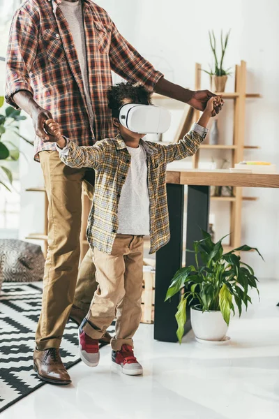 Padre e figlio con auricolare VR — Foto Stock