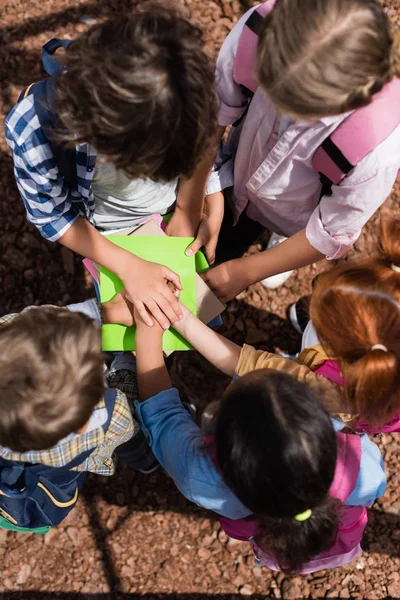 Eller yukarıda kitap istifleme çocuklar