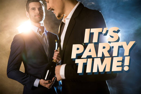 Стильные мужчины с бутылкой шампанского
