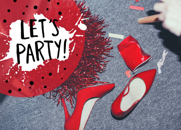 Красная обувь на полу
 