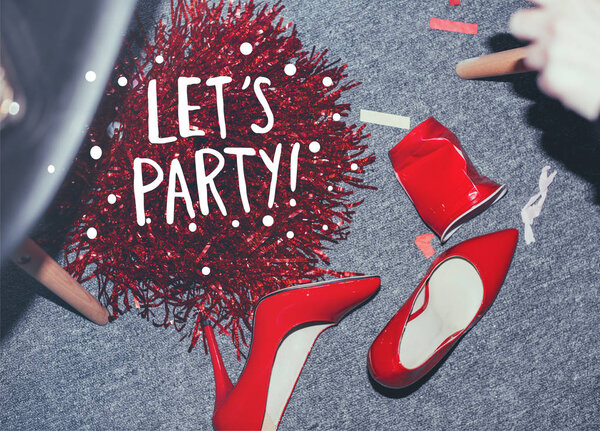 Красная обувь на полу
 