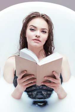 kadın banyoda yalan kitap ile