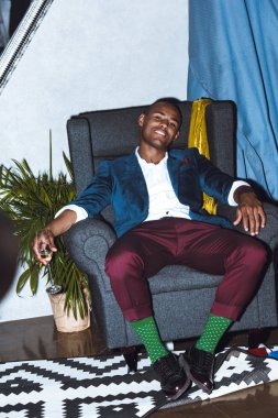 parti koltukta oturan adam