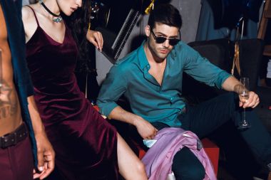 Şampanya Kadehi ile yakışıklı adam