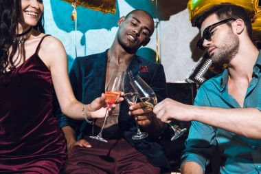 arkadaşlar yeni yıl kutlama