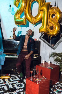 sarhoş adam yeni yıl partisi