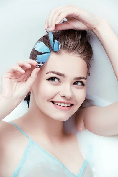 Mulher com borboleta azul — Fotografia de Stock