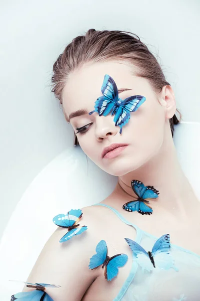 Mujer sensual con mariposas — Foto de Stock