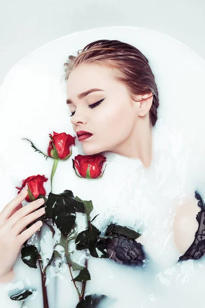 Frau mit roten Rosen — Stockfoto