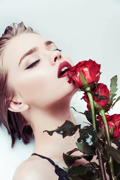 kadın kırmızı gül