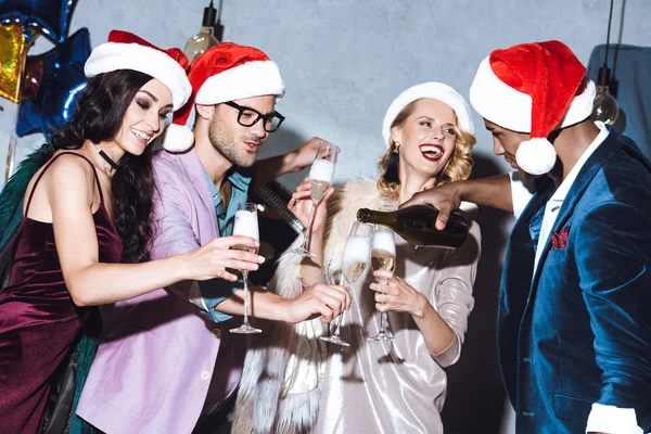 Vänner firar jul — Stockfoto