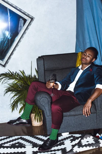 parti koltukta oturan adam