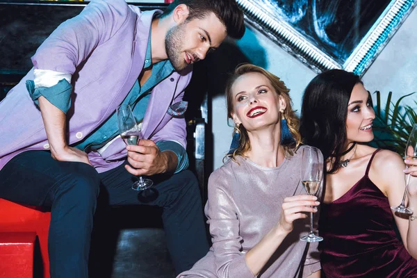 adam güzel kadınlarla flört