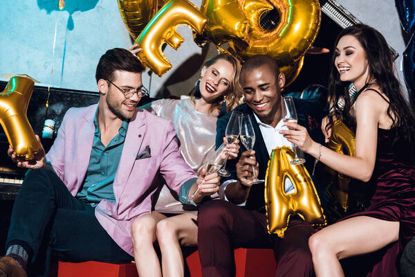 Друзья, празднующие Новый год
