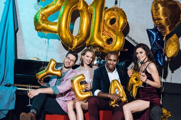 Amigos celebrando el Año Nuevo — Foto de Stock