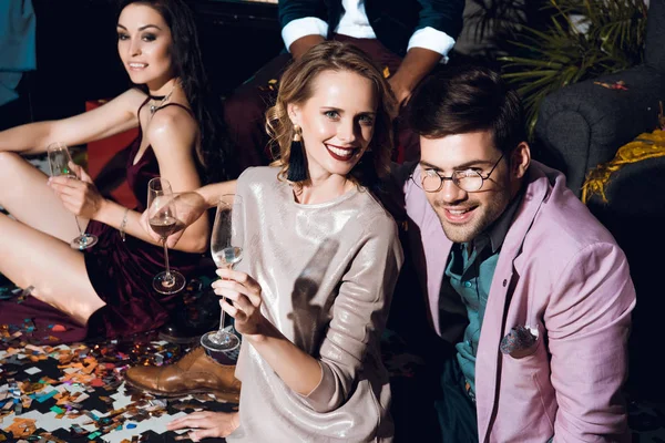 Vackra unga människor på party — Stockfoto