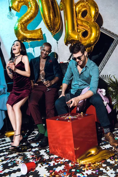 arkadaşlar yeni yıl kutlama