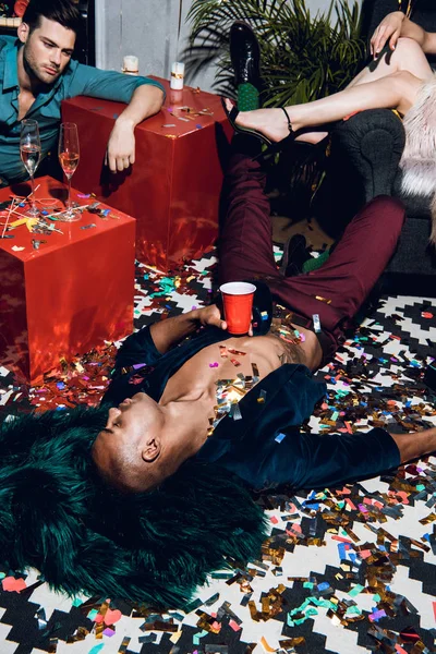 parti sarhoş Afrikalı-Amerikalı adam