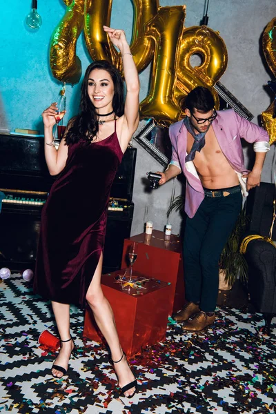 Joven mujer y hombre en fiesta — Foto de Stock