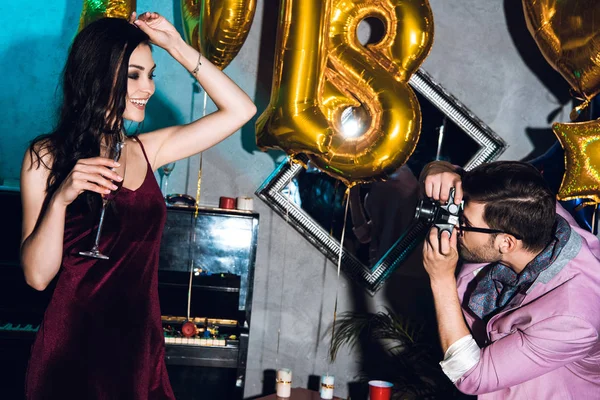 Hombre tomando foto de mujer bailando — Foto de Stock