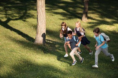 çok ırklı gençler Park'ta çalışan
