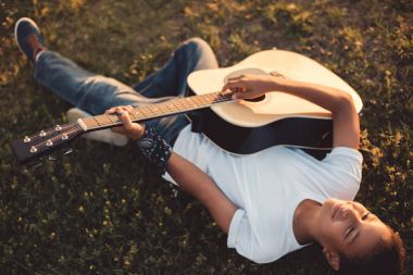 Afro-Amerikan çocuk gitar ile