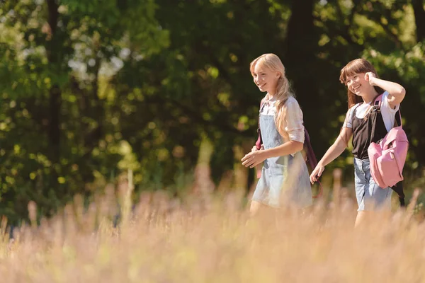 Teenagers walking in park — Stock Photo, Image