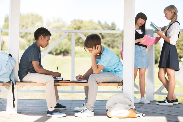 Adolescentes multiétnicos estudiando juntos — Foto de Stock