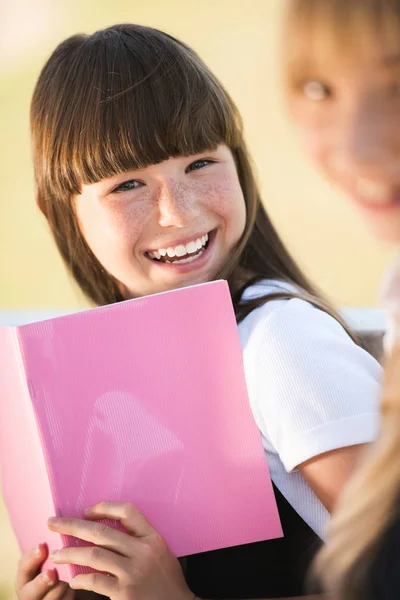 Adolescente sorridente com livro — Fotografia de Stock