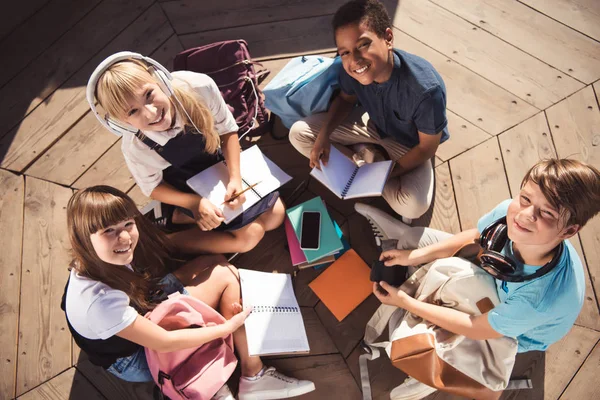 多族裔青少年一起学习 — 图库照片