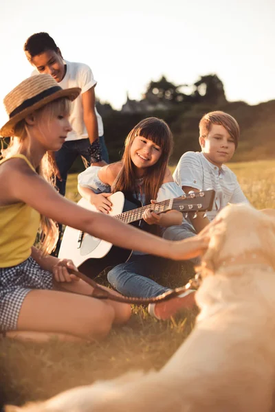 Adolescentes multiétnicos com guitarra — Fotografia de Stock