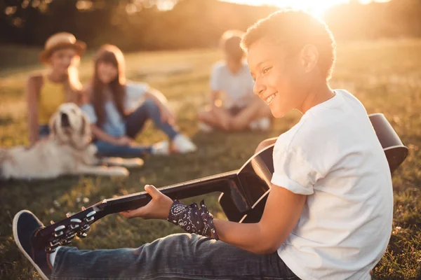 Adolescent afro-américain jouer de la guitare — Photo