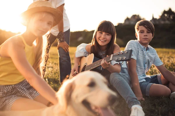 Adolescentes multiétnicos con guitarra — Foto de Stock