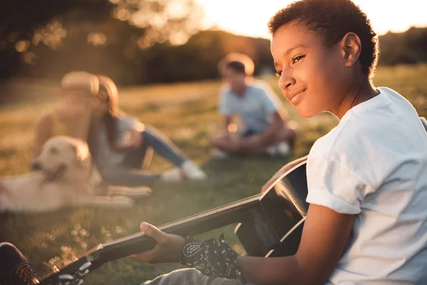 Африканский американский мальчик с гитарой — стоковое фото
