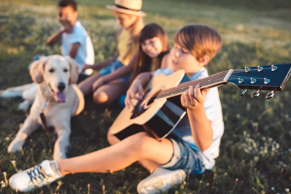 Adolescentes multiétnicos com guitarra — Fotografia de Stock