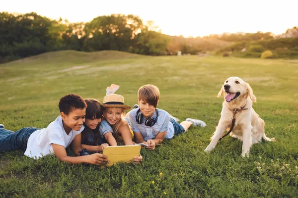 Adolescenți multietnici cu tabletă digitală — Fotografie, imagine de stoc