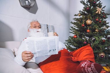 Noel Baba okuma gazete