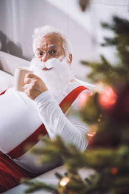 Noel Baba fincan kahve ile