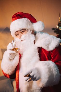 Noel Baba bardak viski ve puro ile