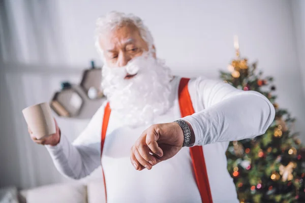 Santa claus checking time — Stock Photo, Image